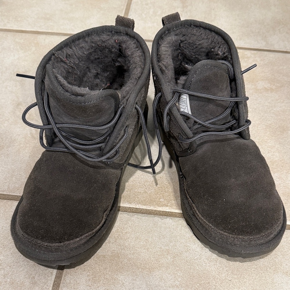 UGG NEUMEL KIDS - SIZE 4 - USED CONDITION - GREY - 20$